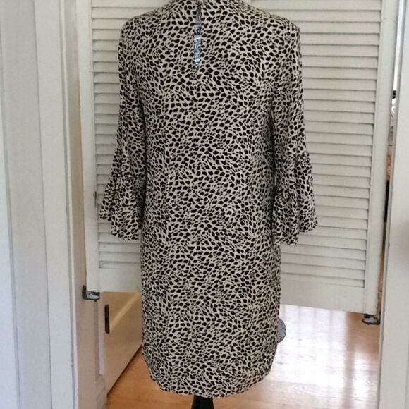 Leopard print shift dress with flutter sleeves 4 - Picture 3 of 14